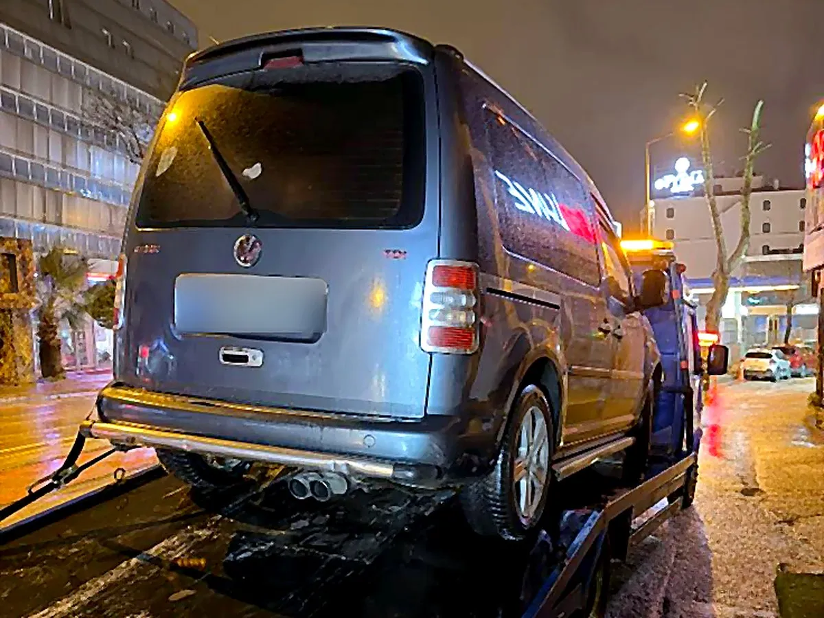 Yağmurlu havada panelvan aracın çekici ile taşınması