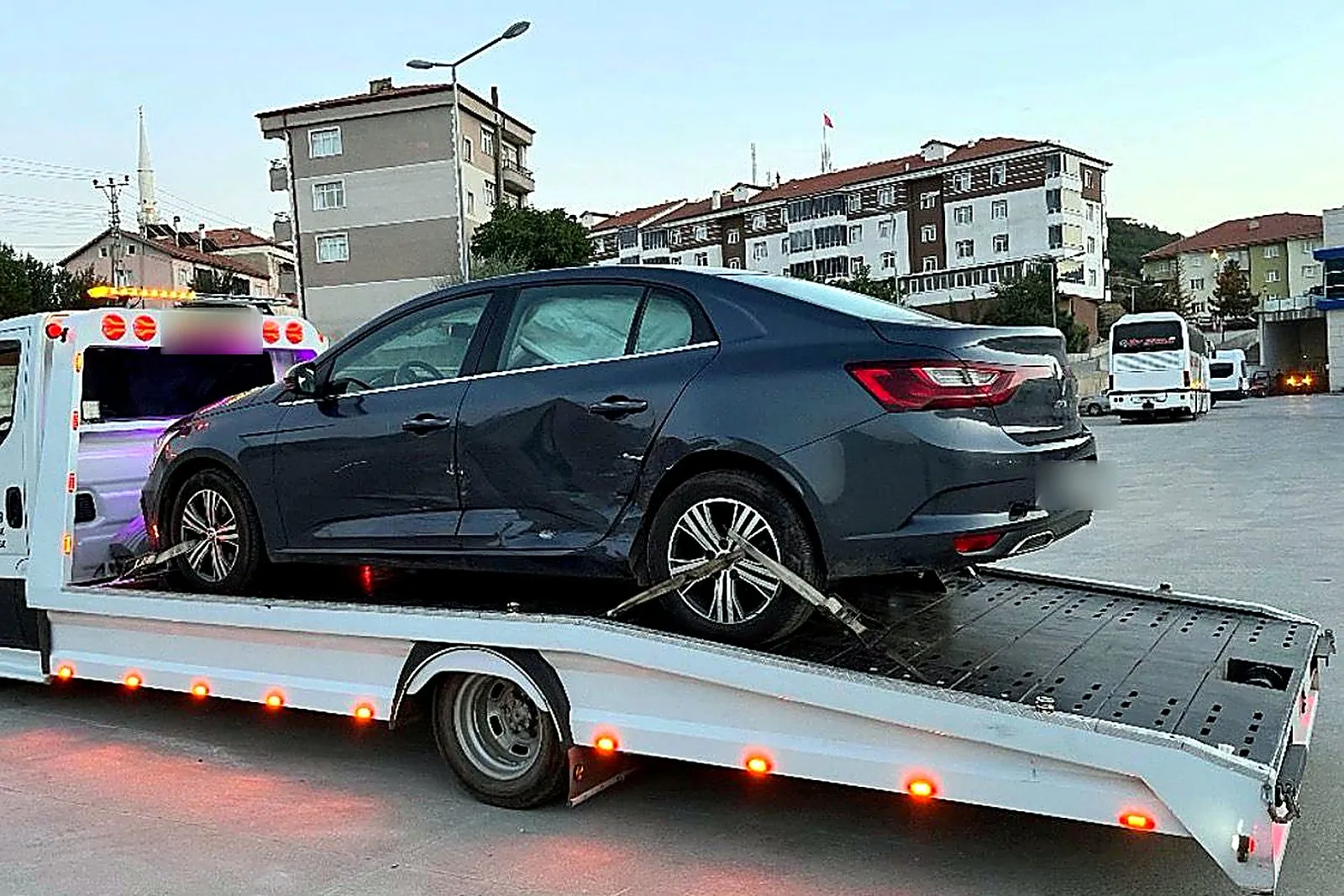 Kaza yapmış otomobilin çekici platformuna bağlanmış hâli